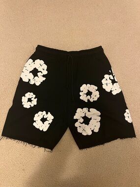 Denim Tears Men's Black Shorts
ONE MEDIUM ONE LARGE AVAILABLE